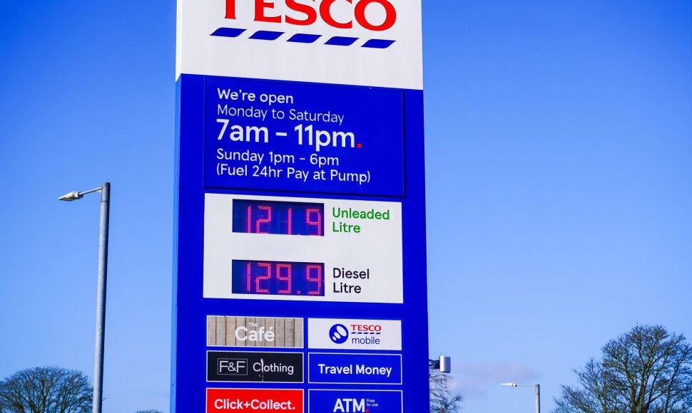 Degalų kainų stendas prie „Tesco petrol station“ degalinės, Belfaste