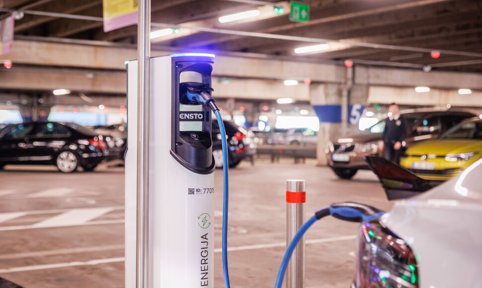 „Eleport“ Kauno „Akropolyje“ atidarė elektromobilių įkrovimo stotelių parką