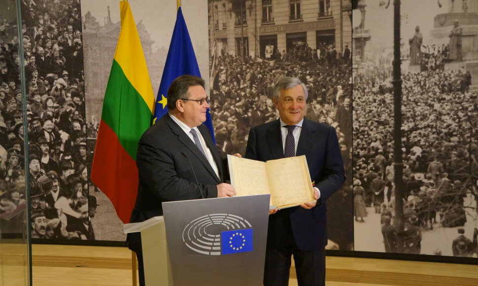 Linas Linkevičius Europos Parlamento pirmininkui Antonijui Tajaniui perdavė Vasario 16-sios nutarimo dėl nepriklausomos Lietuvos valstybės atstatymo akto kopiją. 