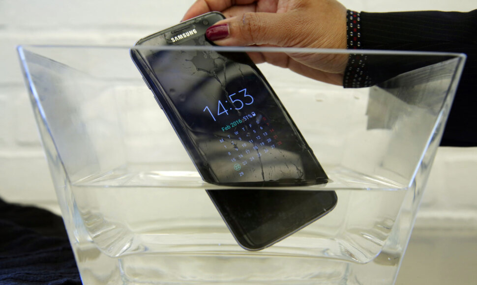 Ne visi telefonai išgyvena tokias maudynes