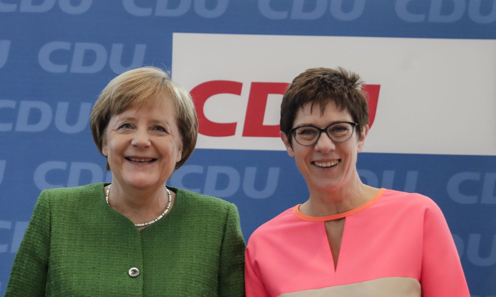 Angela Merkel ir Annegret Kramp-Karrenbauer