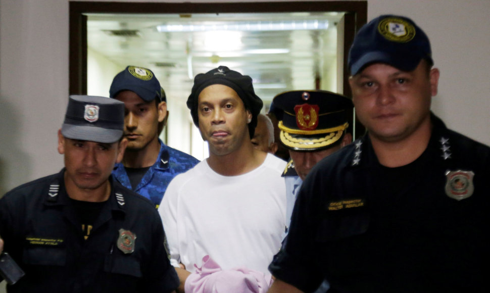 Ronaldinho išvežtas į tardymo izoliatorių.