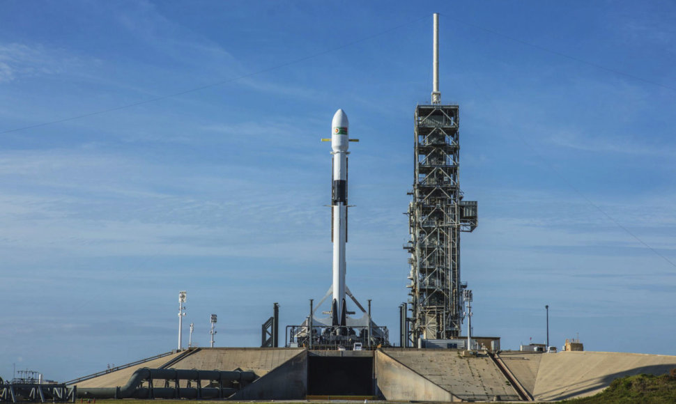 „SpaceX“ raketa laukia starto