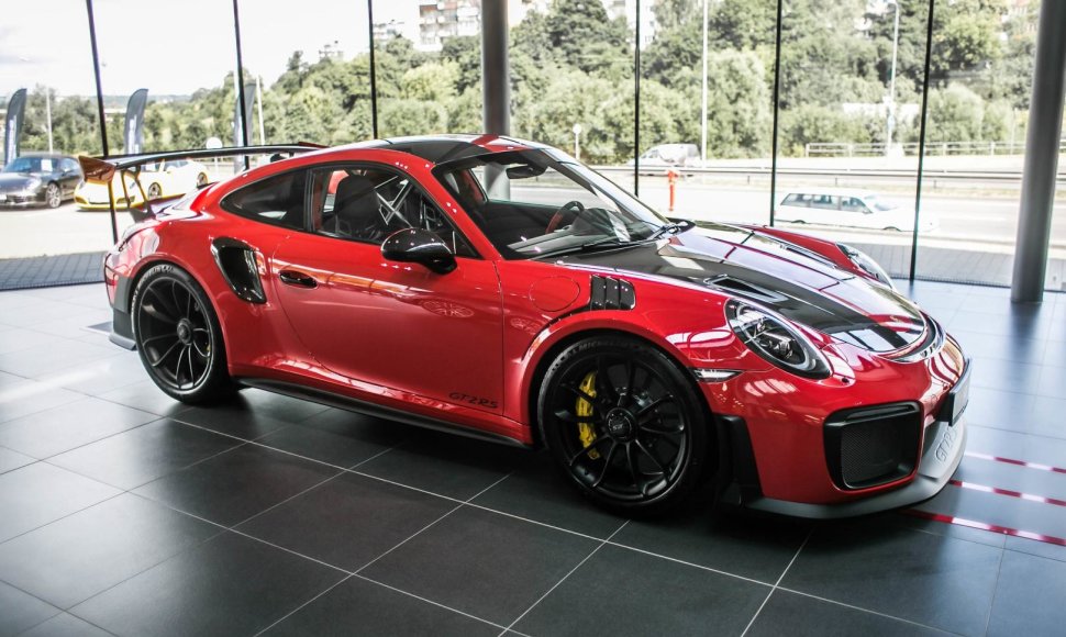 Lietuvis įsigijo greičiausią „Porsche“ modelį
