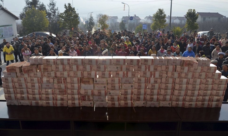 Kinai iš banknotų pasistatė sieną