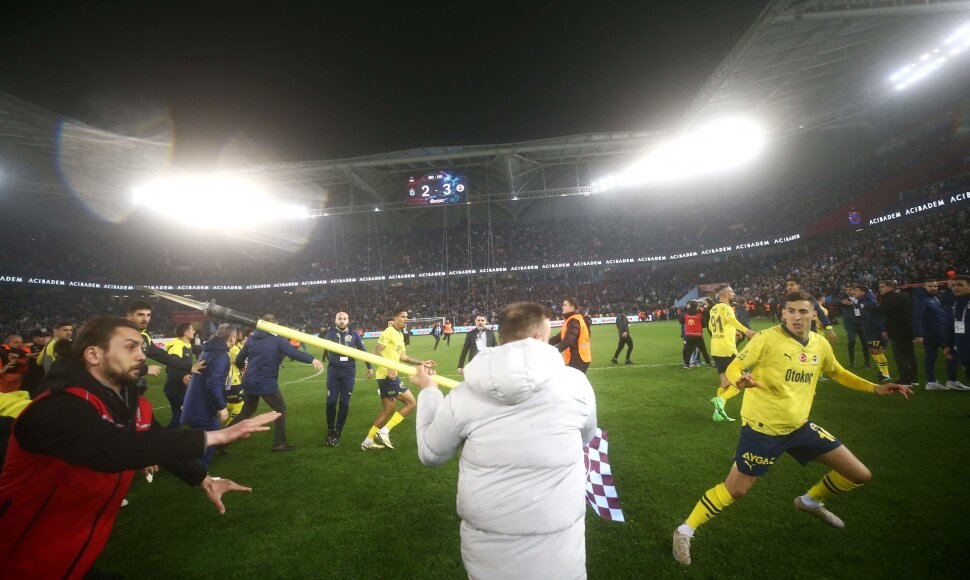 &bdquo;Trabzonspor&ldquo; sirgaliai atakavo &bdquo;Fenerbahče&ldquo; žaidėjus.