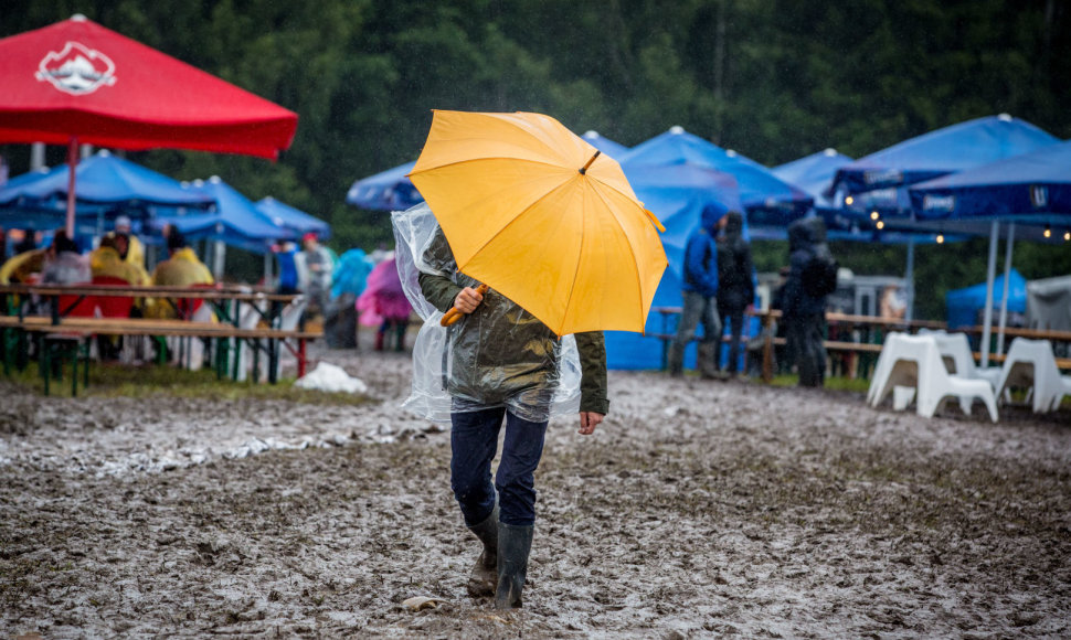 Lietus festivalio „Sūpynės“ teritoriją pavertė purvo klampyne