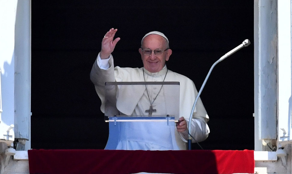 Popiežius Pranciškus kreipėsi į minią per mišias Vatikane sekmadienį.
