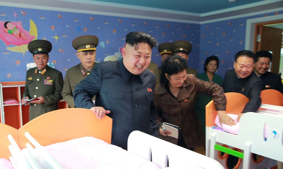 Kim Jong Unas apžiūrinėja vaikų namus