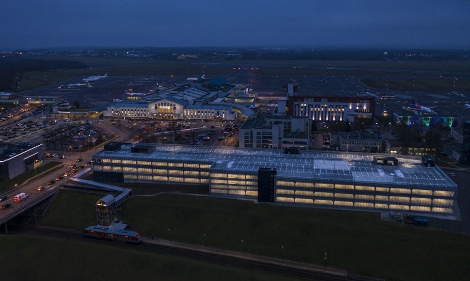 Vilniaus oro uoste atidaryta daugiafunkcė stovėjimo aikštelė
