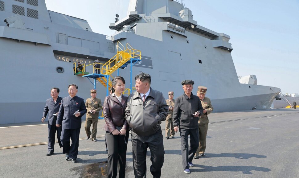 Kim Jong Unas apžiūri naująjį Šiaurės Korėjos karo laivą / / AP
