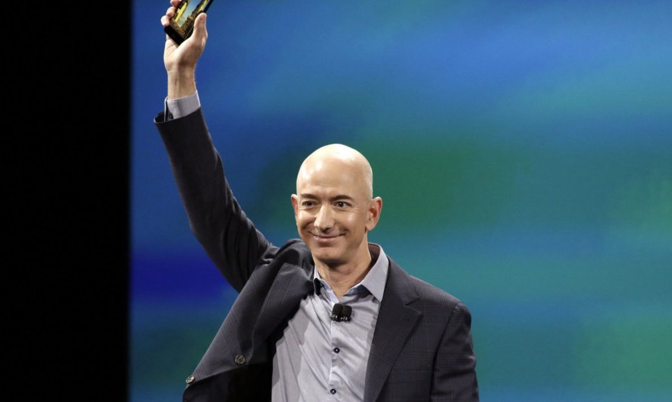 „Amazon.com“ įkūrėjas Jeffas Bezos „Fire Phone“ išmaniojo telefono pristatyme