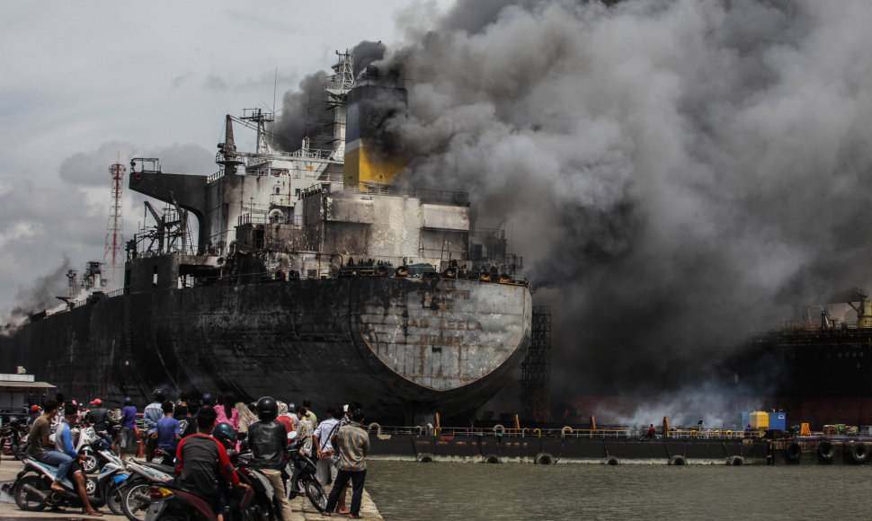 Indonezijoje per gaisrą tanklaivyje nukentėjo 22 žmonės