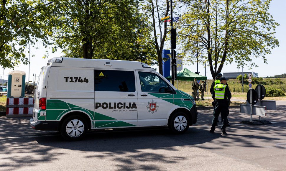 Policijos pareigūnai ir Lietuvos kariuomenės kariai Litexpo prieigose