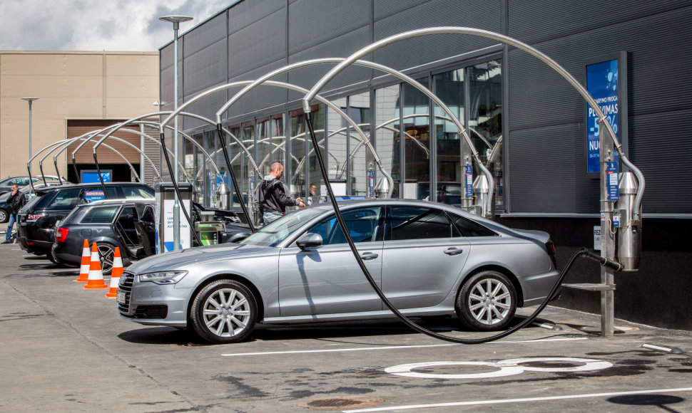 Sostinės Savanorių pr. atidaryta tunelinė automobilių plovykla