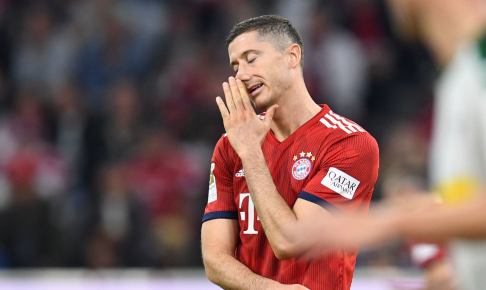 Robertas Lewandowski nusivylęs po pralaimėjimo 0:3.