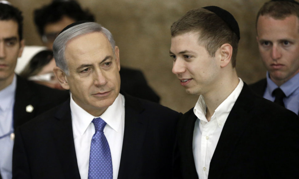 Benjaminas Netanyahu su sūnumi Yairu