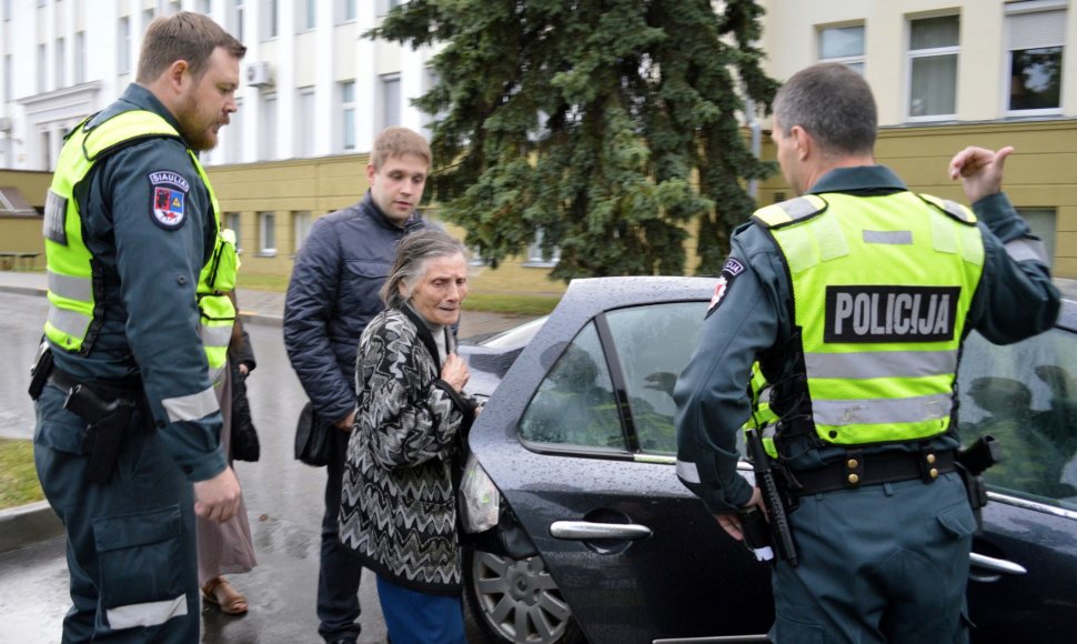 Šiaulių policija padėjo močiutei rasti namus