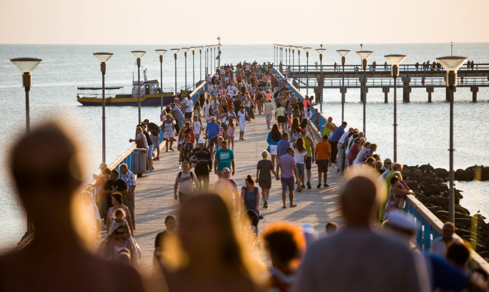 Žmonių minia rinkosi prie Palangos tilto stebėti saulėlydžio 