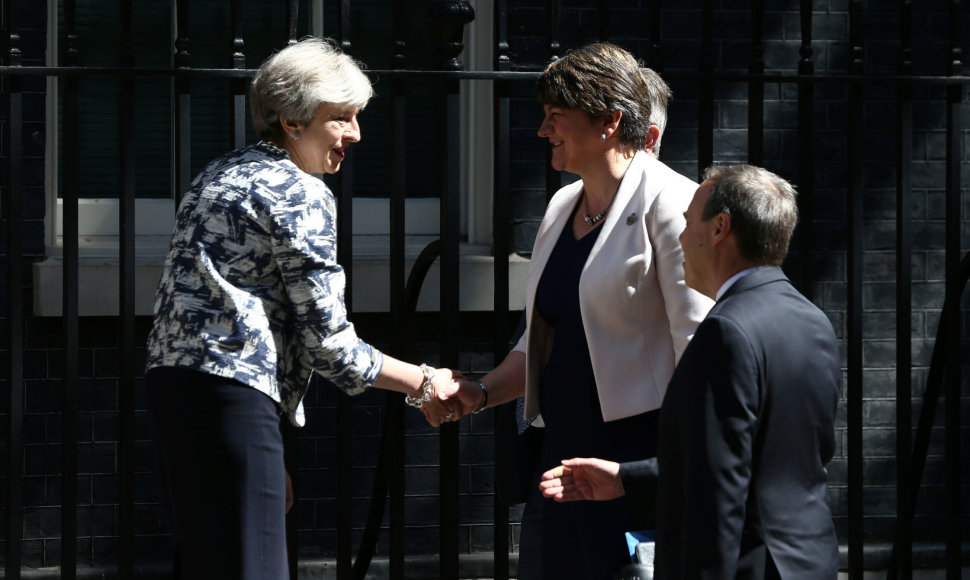 Theresa May ir Arlene Foster