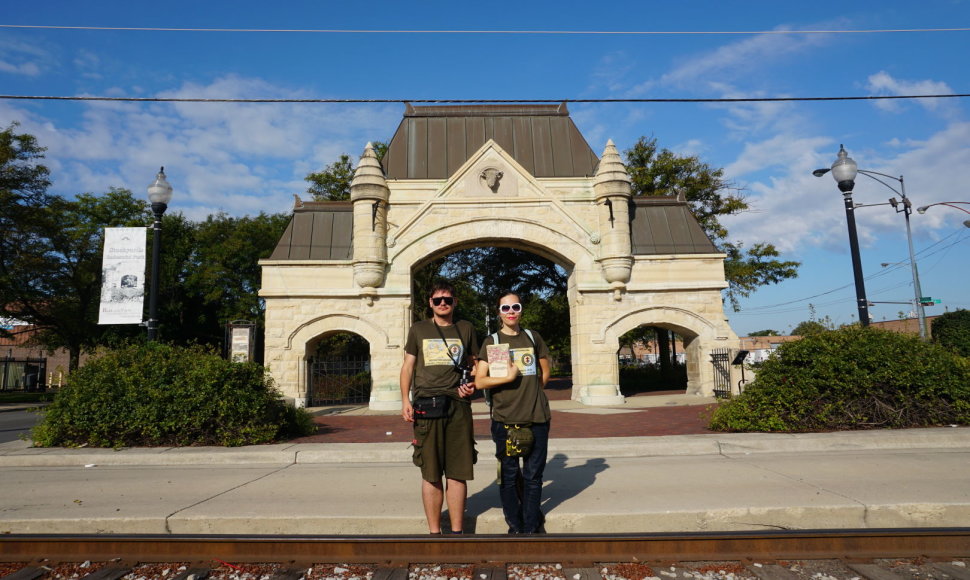 „Tikslas - Amerika“ dalyviai Aistė ir Augustinas Žemaičiai prie Čikagos skerdyklų vartų, kur dirbo galybė lietuvių