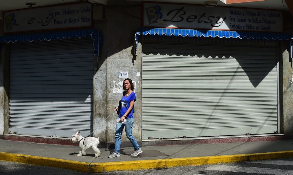 Uždaryta parduotuvė Venesuelos sostinėje Karakase