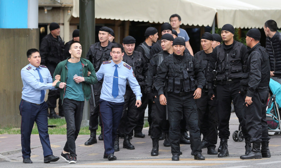 Kazachstane vėl suimta grupė opozicijos rėmėjų