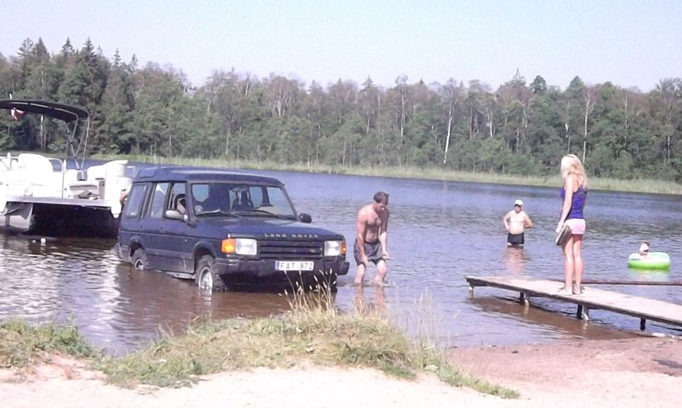 Visureigis „Land Rover“ Germanto ežere