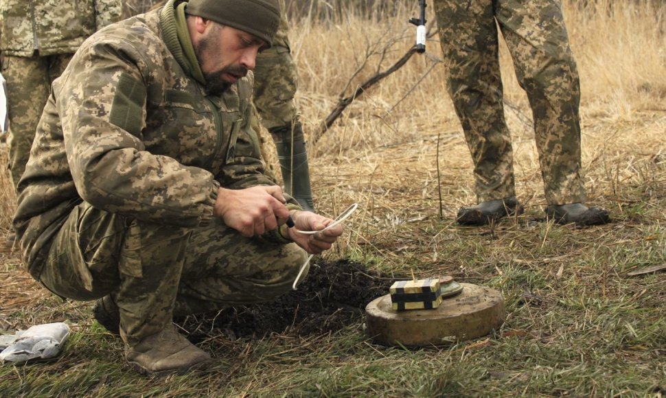 Ukrainiečiai įrenginėja minų lauką