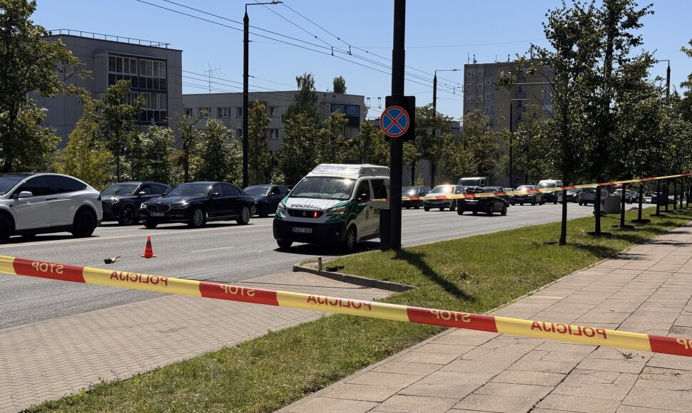 Vilniuje automobilis rėžėsi į autobusų stotelę su žmonėmis: viena mergina žuvo