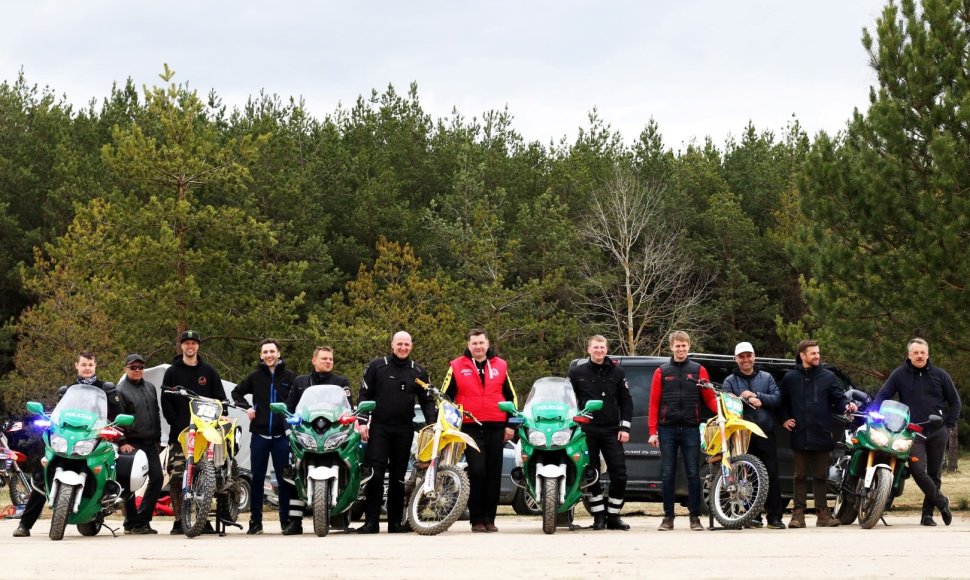 Lietuvos kelių policijos tarnybos pareigūnai ant motociklų