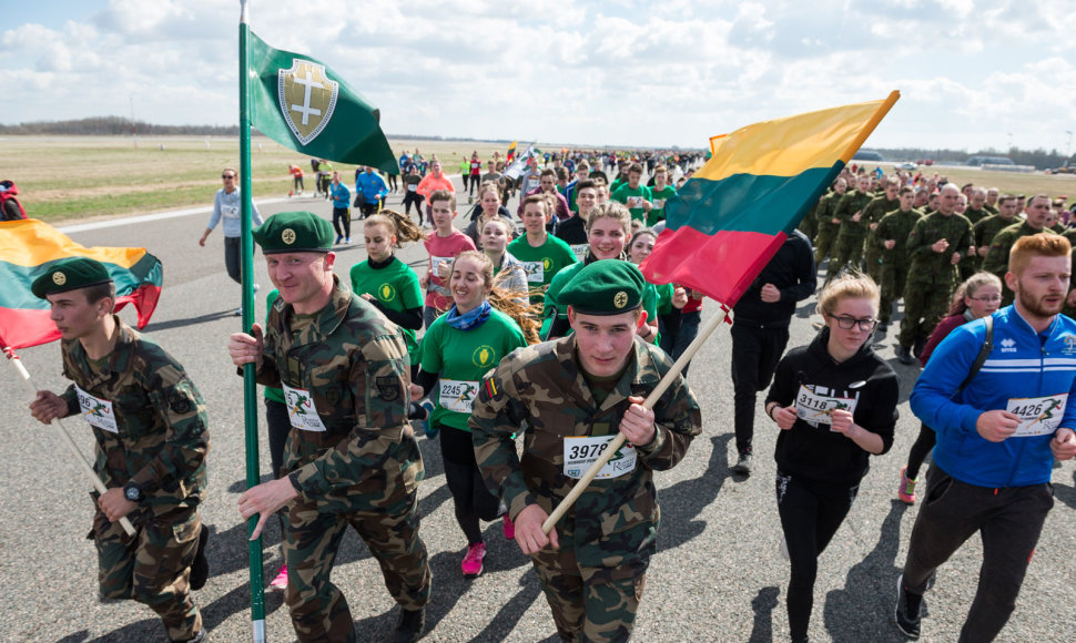 Šiauliuose vyko tradicinis bėgimas naikintuvų kilimo-tūpimo taku „Runway Run 2018“
