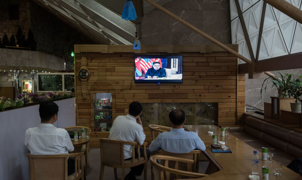 Žmonės Pchenjane žiūri laidą apie D.Trumpo ir Kim Jong Uno susitikimą