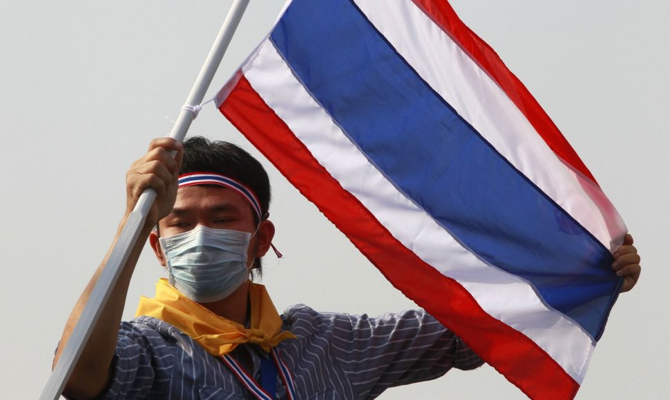 Vyras laiko Tailando vėliavą