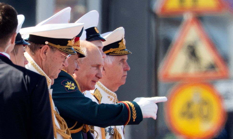 Laivyno parade apsilankęs V.Putinas pažadėjo naujų laivų Rusijos kariniam jūrų laivynui