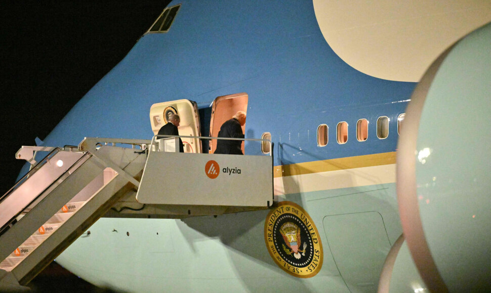 „Air Force One“ lėktuvas su Donaldu Trumpu / MANDEL NGAN / AFP