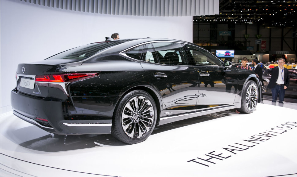 Naujas „Lexus LS 500 h“ modelis buvo pristatytas 2017-ųjų Ženevos automobilių parodoje