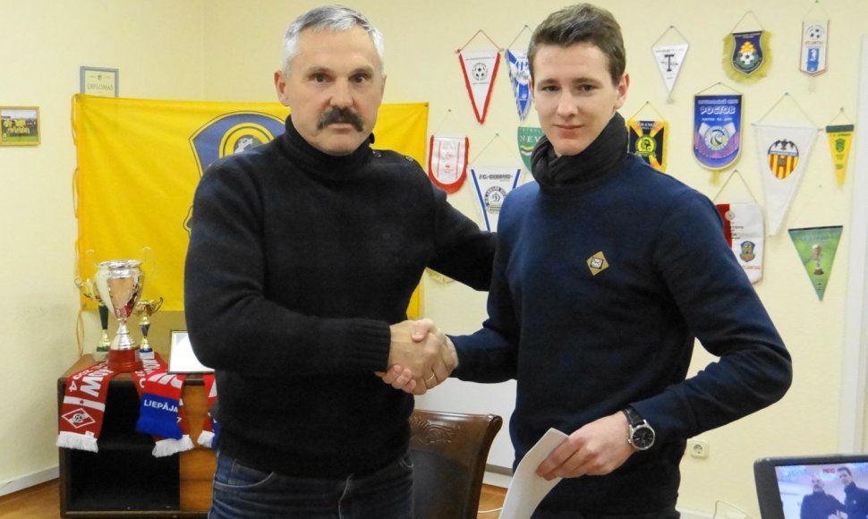 „Atlanto“ direktorius Vacys Lekevičius sveikino naująjį žaidėją Roką Krušnauską. 
