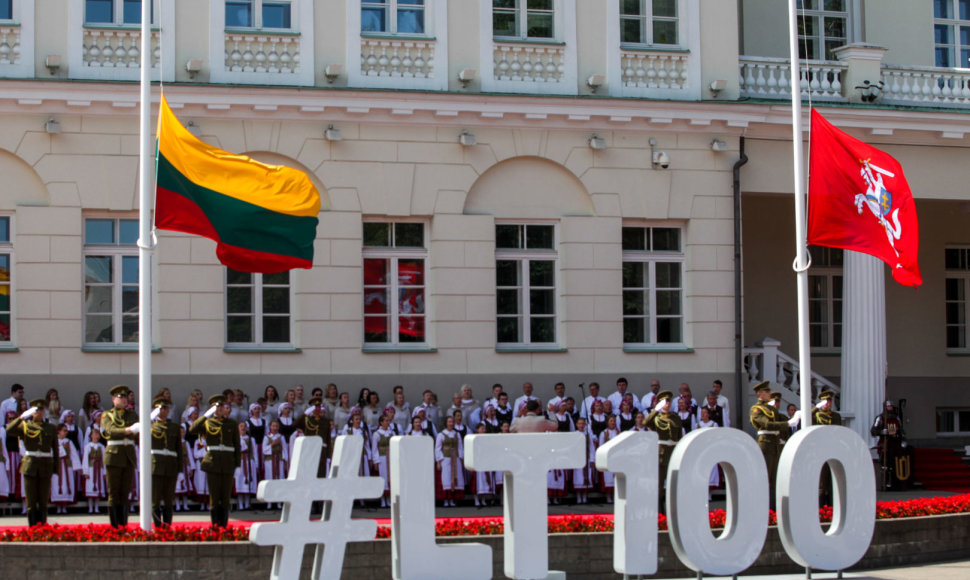 Iškilminga valstybės vėliavų pakėlimo ceremonija S. Daukanto aikštėje