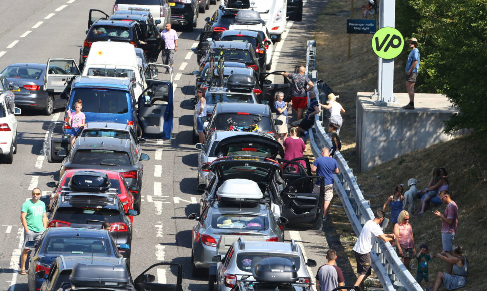 Sutrikus traukinių eismui Eurotunelyje, prie stočių nusidriekė eilės