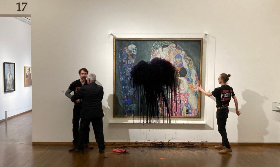 Organizacijos „Last Generation“ atstovai apipylė aliejumi G.Klimto paveikslą