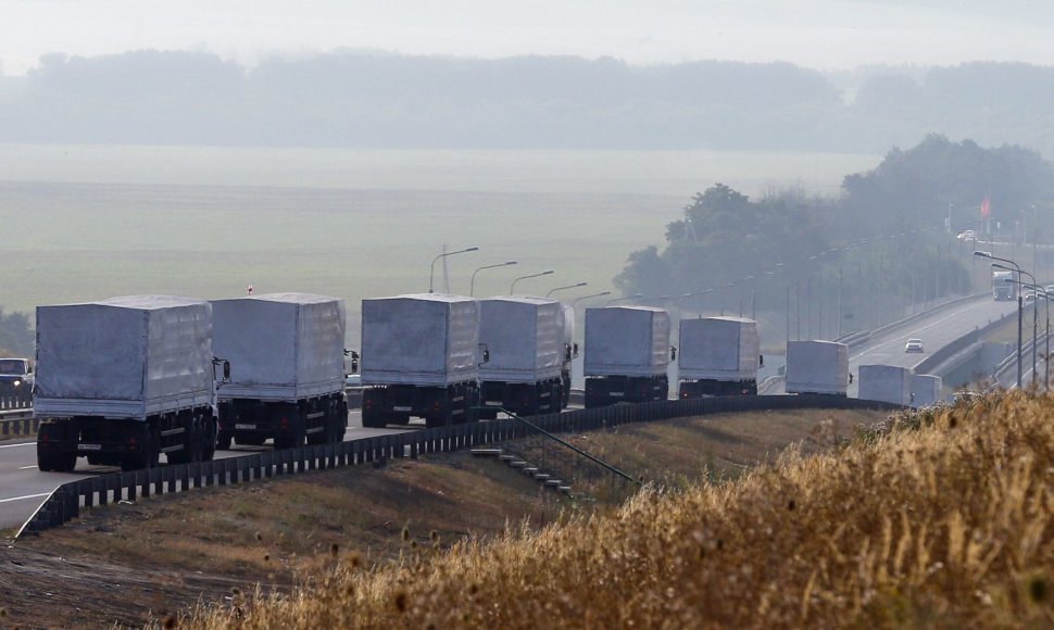 Rusijos „humanitarinės pagalbos“ sunkvežimiai prie Voronežo miesto