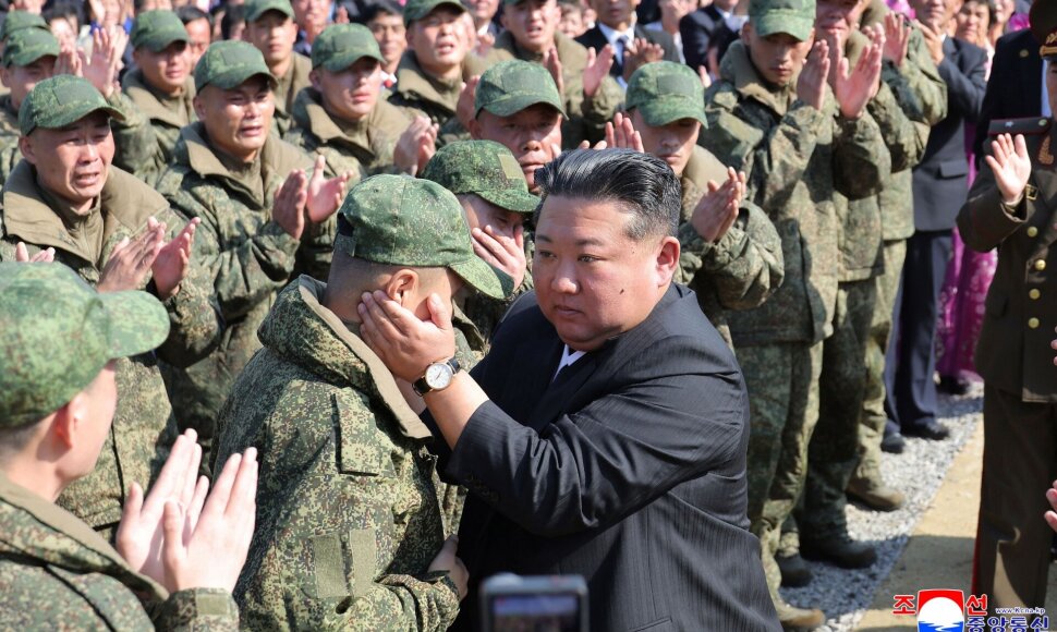 Kim Jong Unas su Šiaurės Korėjos kariais / STR / AFP