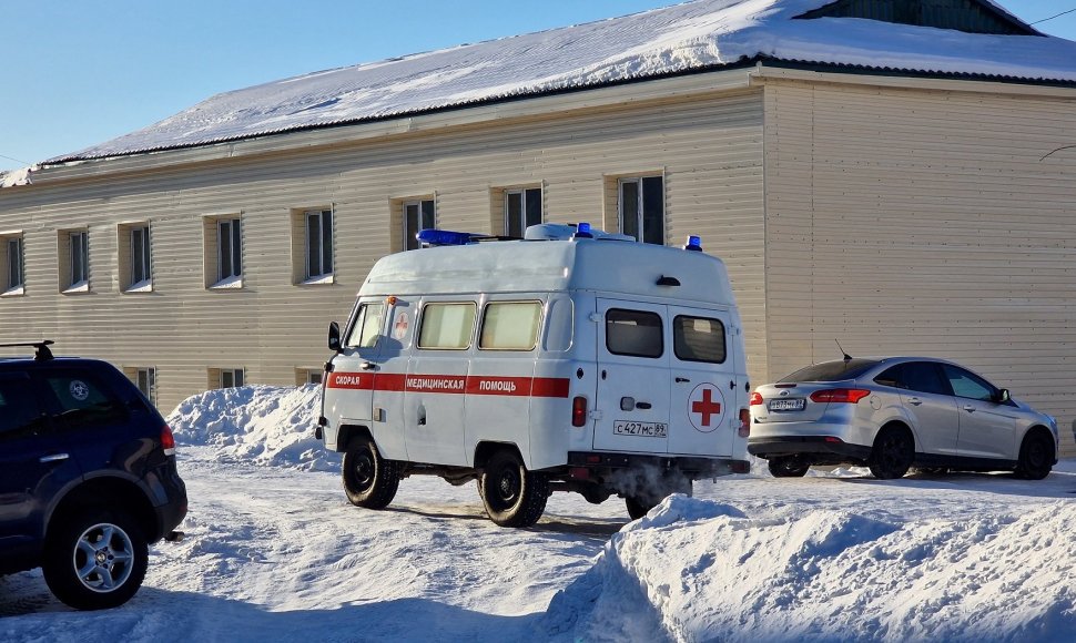 Medikų automobilis prie ypatingojo režimo pataisos darbų kolonijos nr.3 Charpe, kur mirė Aleksejus Navalnas 