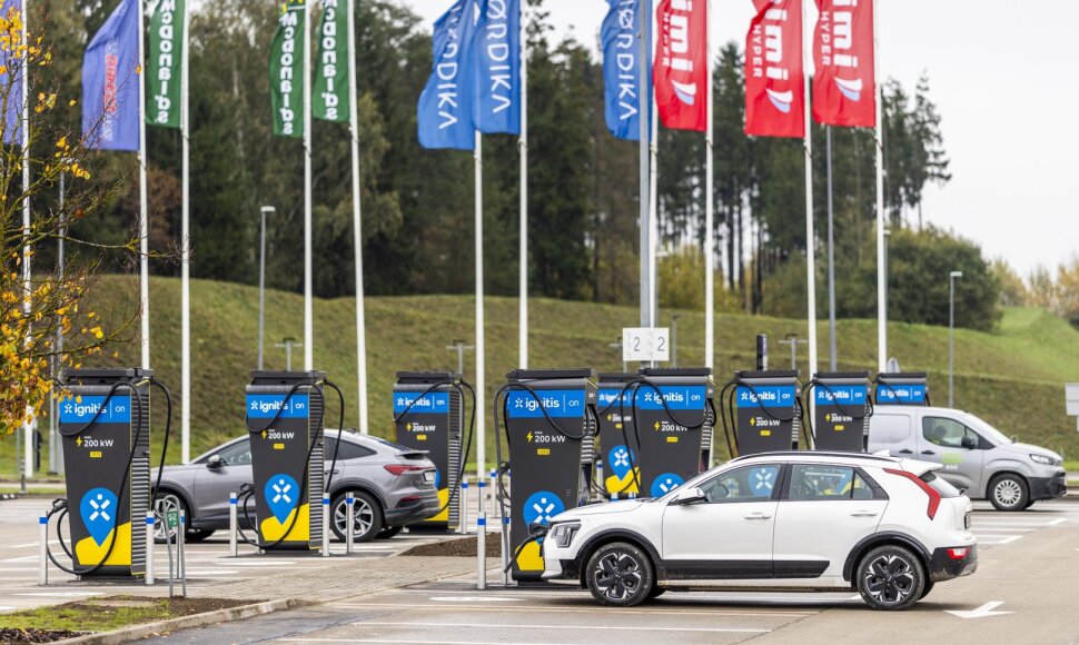 „Ignitis ON“ Vilniuje atidarė didžiausią itin greito elektromobilių įkrovimo parką