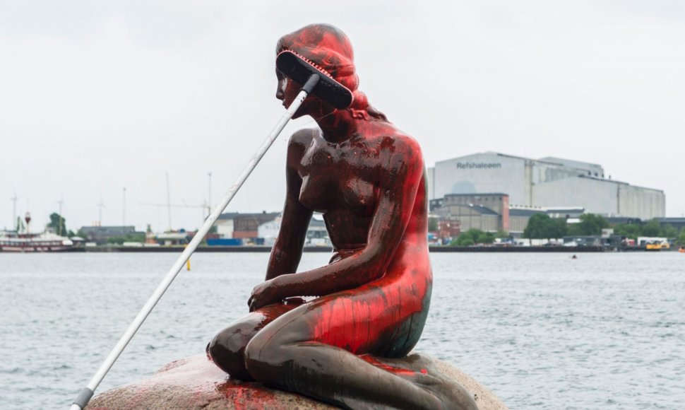 Banginių medžioklės priešininkai subjaurojo Kopenhagos „Undinėlę“