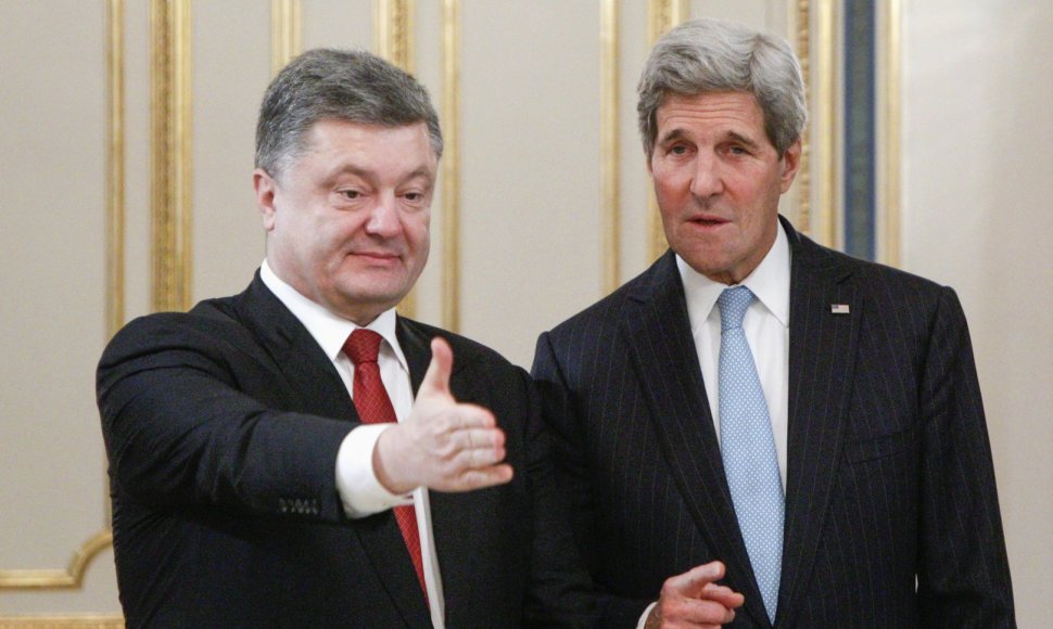 JAV sekretorius Johnas Kerry ir Ukrainos prezidentas Petro Porošenka
