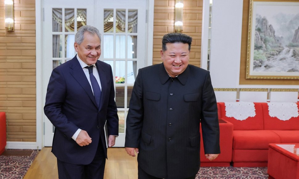 Šiaurės Korėjos lyderis Kim Jong-un susitinka su Rusijos delegacija. / KCNA / via REUTERS