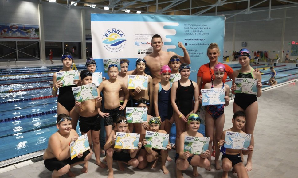 Renginyje su Danu Rapšiu pirmą kartą Lietuvoje įteikti tarptautiniai mokymosi plaukti sertifikatai vaikams.