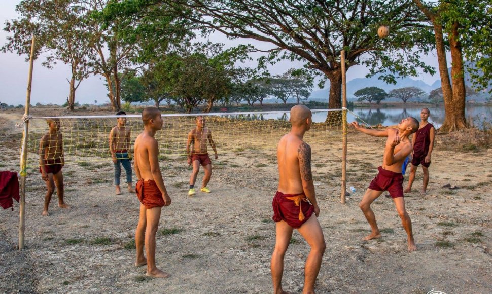 Vakarėjant vienuoliai susirenka pažaisti činloną Hpa An'e, Birmoje